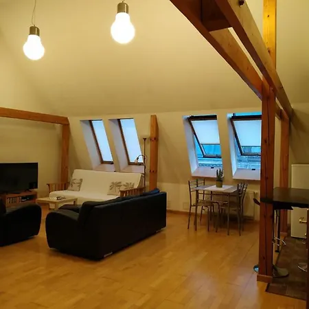 Sunlit Loft Lejlighed