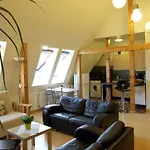 Sunlit Loft Lägenhet